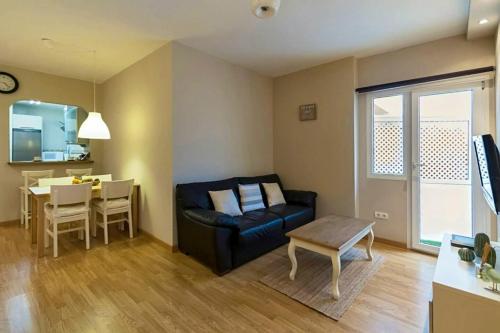 een woonkamer met een bank en een tafel bij One bedroom appartement at Malaga 800 m away from the beach with terrace and wifi in Málaga