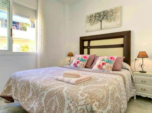 1 dormitorio con 1 cama con 2 toallas en 2 bedrooms appartement with shared pool and wifi at Fuengirola en Fuengirola