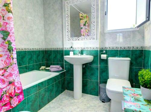 y baño con lavabo, bañera y aseo. en 2 bedrooms appartement with shared pool and wifi at Fuengirola en Fuengirola