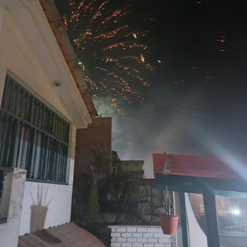 un fuego en el techo de una casa con fuegos artificiales en Julia's House huanchaco, en Trujillo