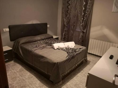 Un pat sau paturi într-o cameră la 2 bedrooms apartement with wifi at Barbastro