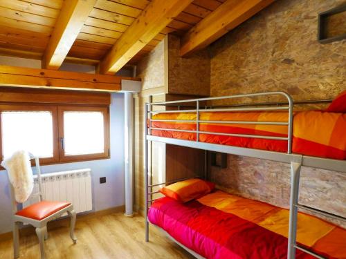 1 dormitorio con 2 literas y 1 silla en 2 bedrooms appartement with wifi at Tubilla del Lago, en Tubilla del Lago