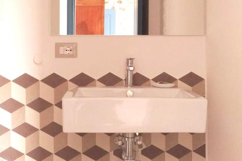 een badkamer met een witte wastafel en een spiegel bij 2 bedrooms appartement with terrace at Finocchito in Finocchito