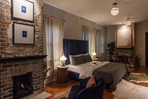 1 dormitorio con 1 cama y chimenea en Intimate Library Studio - Minutes to Forsyth Park en Savannah