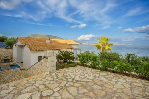 dom z widokiem na ocean w obiekcie Villa Lefkas - Luxury villa Sivota with direct sea access w mieście Sivota