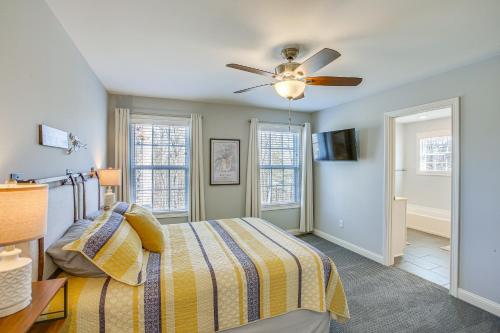 una camera con letto e ventilatore a soffitto di Lovely Scottsville Home, Minutes to Bowling Green a Scottsville