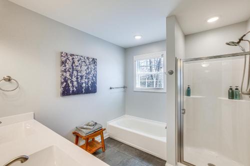 biała łazienka z prysznicem i wanną w obiekcie Lovely Scottsville Home, Minutes to Bowling Green w mieście Scottsville