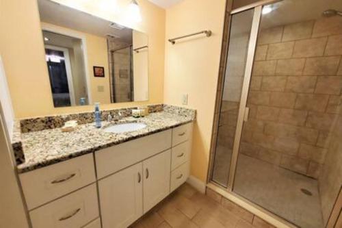 ケープ・カナベラルにあるPatio Condo Superior - Sleeps 6 Guests 204の洗面台とシャワー付きのバスルーム