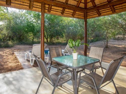 Taman di luar Kubu Bush Lodge