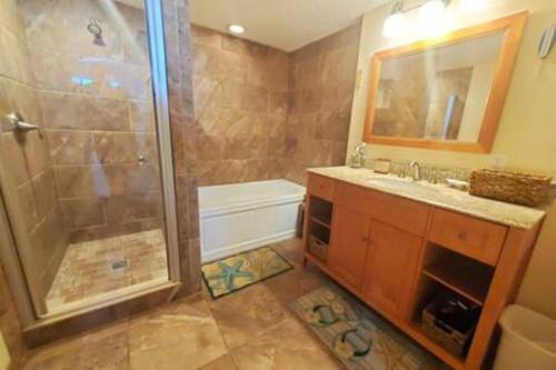 een badkamer met een douche en een wastafel bij Direct Oceanview Penthouse - Sleeps 6 301 in Cape Canaveral