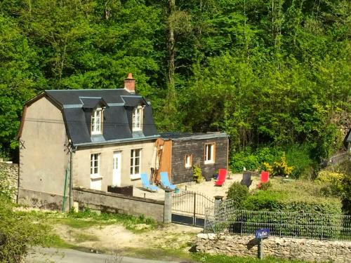Maison accueillante à Bléré avec cheminée et terrasse