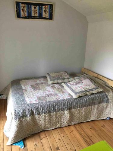 un lit dans un coin d'une pièce dans l'établissement Maison accueillante à Bléré avec cheminée et terrasse, à Bléré