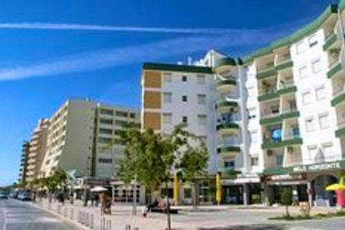 ポルティマンにある2 bedrooms apartement at Portimao 10 m away from the beach with wifiの通り沿いの大きな建物