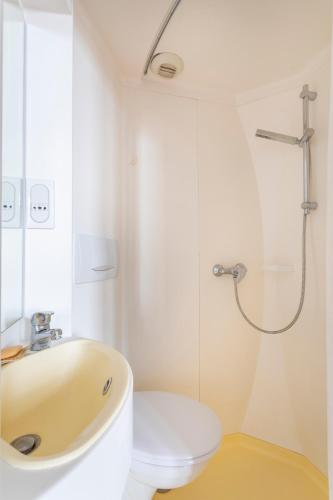 une salle de bain avec un lavabo, des toilettes et une douche dans l'établissement Studio calme et lumineux, à Aix-en-Provence