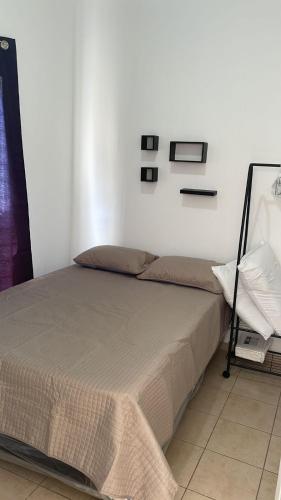 a bedroom with a bed and a chair at Santa ana casa in Santa Ana