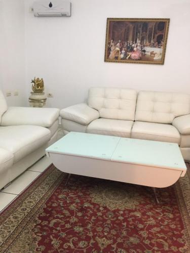 uma sala de estar com um sofá e uma mesa de centro em Apartment em Shkodër