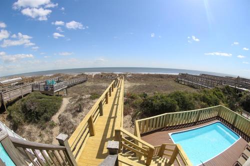 Kolam renang di atau dekat dengan Pirate`s Booty Brunswick Vacation Rentals Ocean front with heated private pool