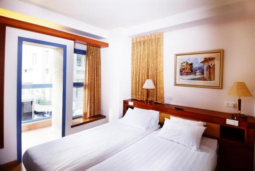 מיטה או מיטות בחדר ב-מלון אברטל סוויטס