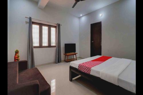 ein Schlafzimmer mit einem Bett und einem TV in der Unterkunft Kamboj Palace in Mājra