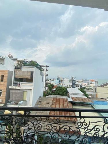 balkon z widokiem na miasto w obiekcie homestay nhà Cam w Ho Chi Minh