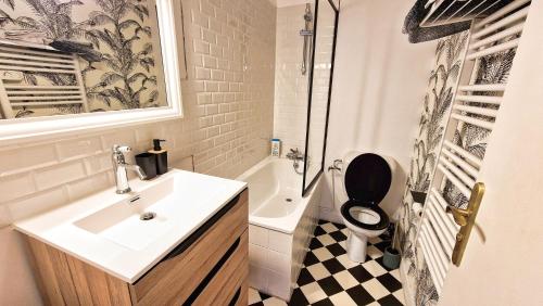 ein Badezimmer mit einem Waschbecken, einem WC und einer Badewanne in der Unterkunft Appartement complet - 1 chambre - Saint-Martin in Brest