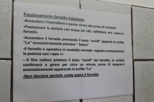 a sign on the wall of a bathroom stall at La Torre di Melezzole in Melezzole