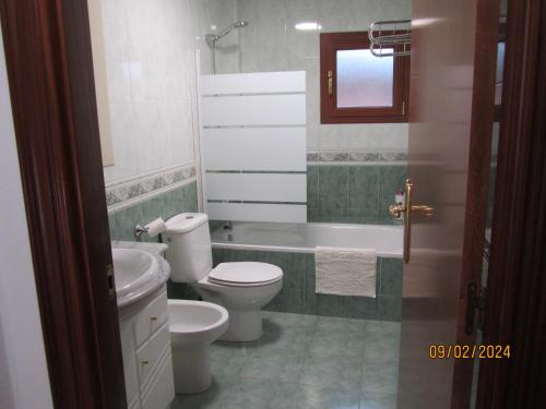 Un baño con inodoro, bañera y lavabo. en OLIVO 75, en Leza