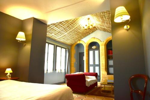 Postel nebo postele na pokoji v ubytování Logis Hôtel Le Boudoir