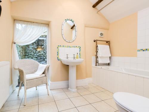 y baño con lavabo, bañera y espejo. en 2 Bed in Chapel-en-le-Frith PK606, en Chapel-en-Le-Frith