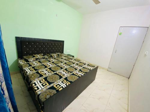 sypialnia z łóżkiem z czarnym zagłówkiem w obiekcie NapStayz 5.0 w mieście Lucknow