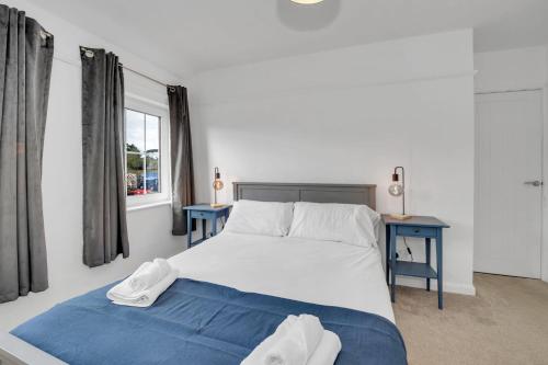 um quarto com uma cama, uma secretária e uma janela em End of Terrace 3 bedroom House with Garden em Newmarket