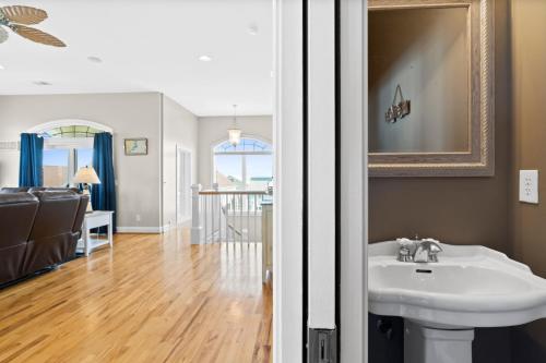 Fotografie z fotogalerie ubytování Shore 2 Please Brunswick Vacation Rentals Free Private heated pool v destinaci Ocean Isle Beach