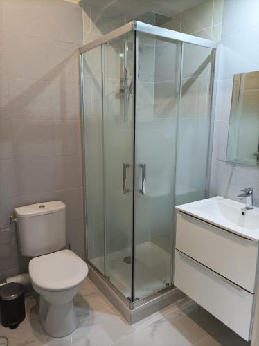 une salle de bain avec une douche, des toilettes et un lavabo dans l'établissement Appartement 3p, à Nice