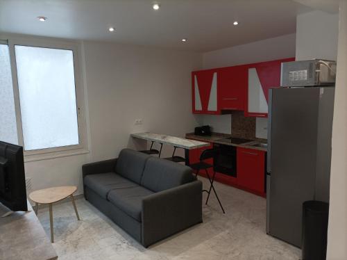 un salon avec un canapé et une cuisine dans l'établissement Appartement 3p, à Nice