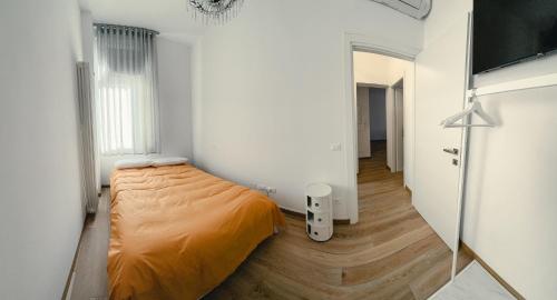 una camera da letto con un letto nell'angolo di una stanza di Bersaglieri del Po 5 a Ferrara