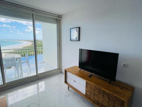 TV a/nebo společenská místnost v ubytování French ocean view, beach and pool