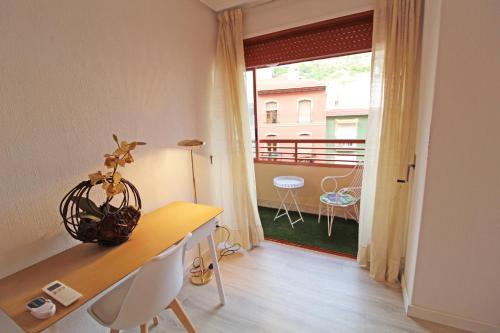 Castle views. Terrace. Design style. AC. Wifi. Refurbished. Supercentric.