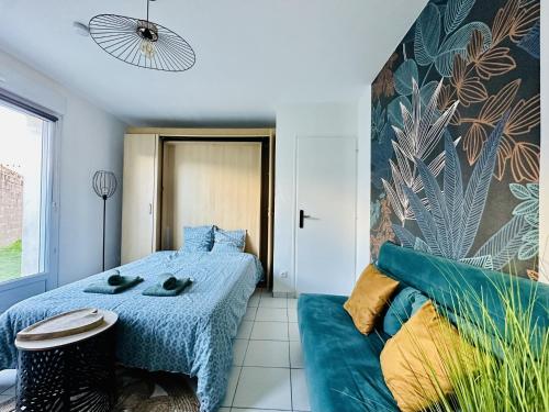 une chambre avec un lit et un canapé dans l'établissement Charmant studio rénové, quartier Saint Michel, proche centre-ville - Les Sables, à Les Sables-dʼOlonne