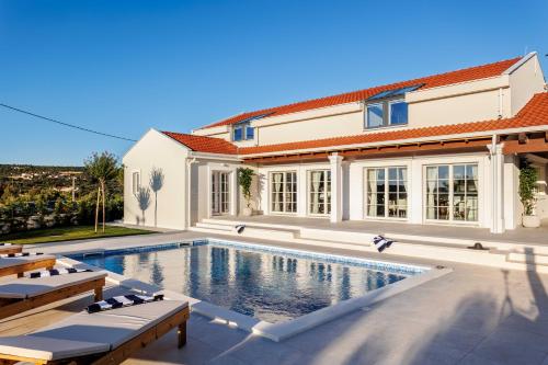 Villa Cypress Estate