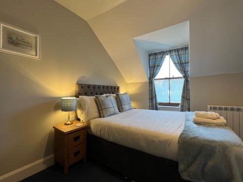 een slaapkamer met een groot bed en een raam bij Fort Charlotte Guest House in Lerwick