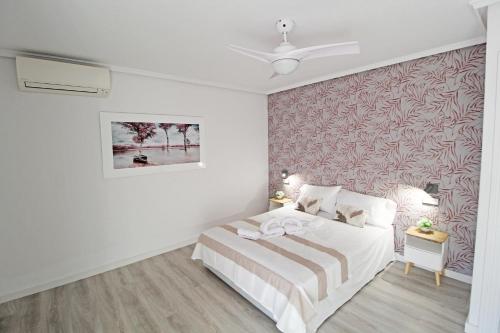Castle views. Terrace. Design style. AC. Wifi. Refurbished. Supercentric.
