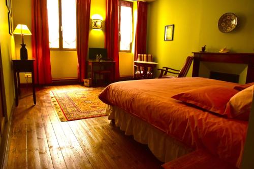 Postel nebo postele na pokoji v ubytování Logis Hôtel Le Boudoir
