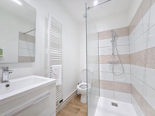 Bathroom sa Portes de Paris, Spacieux appartement, Proche centre ville avec PLUS C0NCIERGERIE