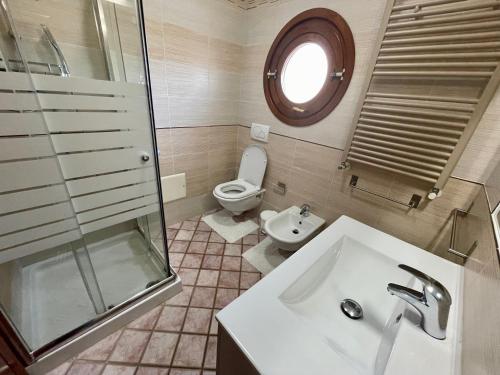 La salle de bains est pourvue d'un lavabo et de toilettes. dans l'établissement Casa Fralia, à Olbia