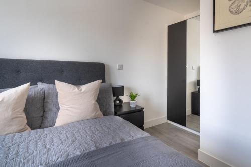 a bedroom with a large bed and a mirror at Oasis at Hemel Hempstead in Hemel Hempstead
