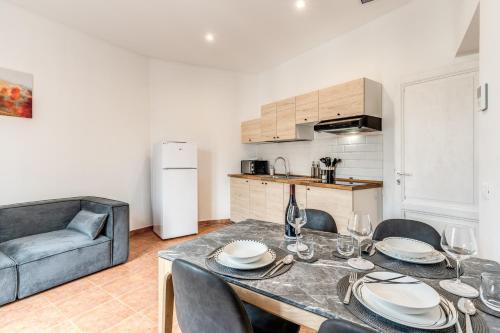 a dining room with a table and chairs and a kitchen at V E N E R E Apartments in Rome