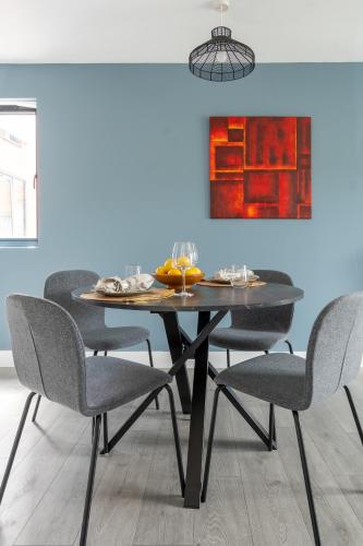 a dining room with a table and chairs at Oasis at Hemel Hempstead in Hemel Hempstead