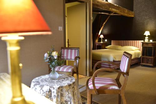 Postel nebo postele na pokoji v ubytování Logis Hôtel Le Boudoir