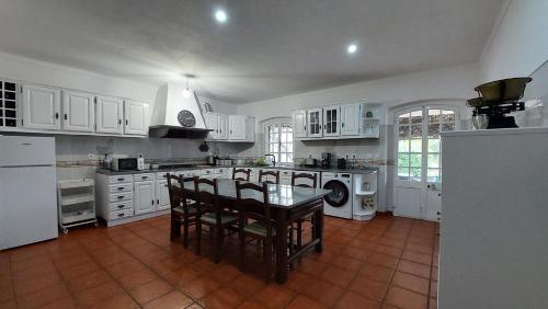 A kitchen or kitchenette at Rota do Viajante