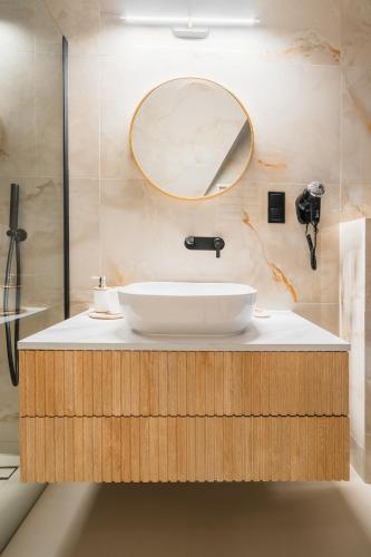 a bathroom with a sink and a mirror at Siedmiu Króli Rooms&SPA in Bukowina Tatrzańska